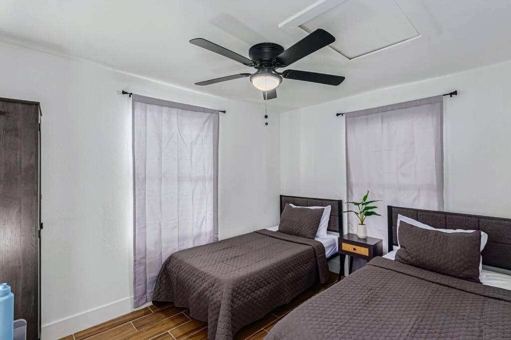 Phoenix Retreat - 2 Bedroom Home With King-Size Bed - 3 Smart Tvs - 10 Min From Airp - Unit A ภายนอก รูปภาพ